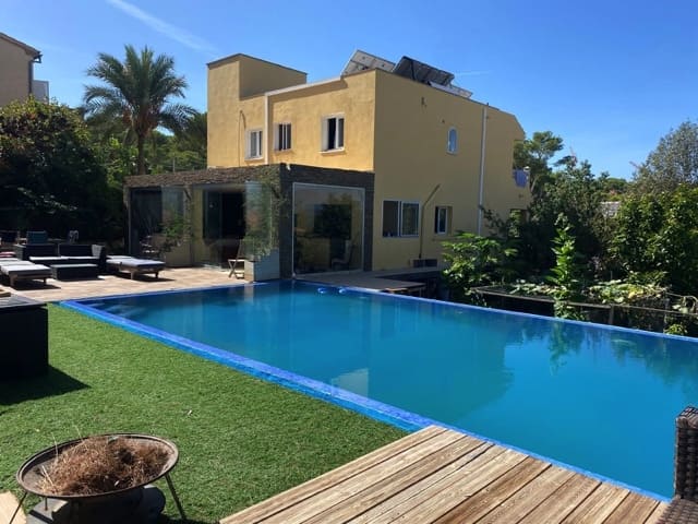 Renovation-Needed Villa with Fantastic Panoramic Mountain Views in El Toro